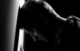 大學生抑郁癥有哪些表現 大學生抑郁癥的病因