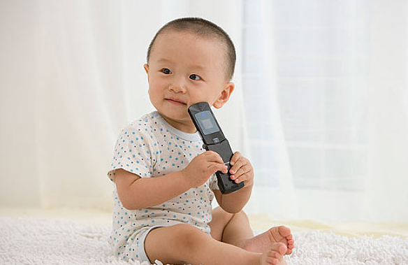 孩子們為什么愛玩手機 教娃玩手機好嗎 孩子們為什么愛玩手機 教娃玩手機好嗎