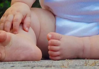 寶寶夏天在家打赤腳會(huì)著涼嗎 寶寶夏季能光腳嗎