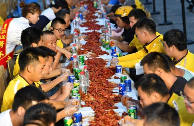 小龍蝦剝蝦師是怎么月入過萬的 剝蝦師剝蝦有什么技巧 小龍蝦剝蝦師是怎么月入過萬的 剝蝦師剝蝦有什么技巧