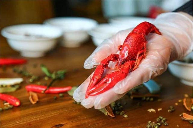 小龍蝦剝蝦師是怎么月入過萬的 剝蝦師剝蝦有什么技巧 小龍蝦剝蝦師是怎么月入過萬的 剝蝦師剝蝦有什么技巧