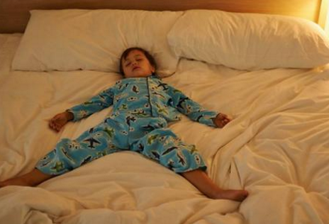 寶寶夏天睡覺要蓋被子嗎 寶寶夏天睡覺怎么避免著涼 寶寶夏天睡覺要蓋被子嗎 寶寶夏天睡覺怎么避免著涼