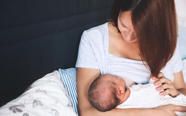 寶寶奶水不夠吃的判斷小技巧 寶寶奶水不夠吃怎么促進(jìn)乳汁分泌