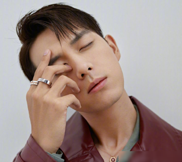 李現最新封面造型《BOBOSNAP》 李現封面造型集錦