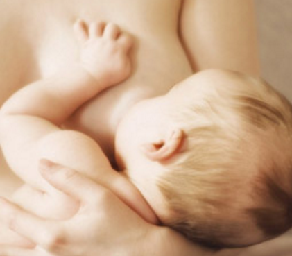 寶寶嗆奶從鼻子出來是怎么回事 寶寶嗆奶了怎么拍