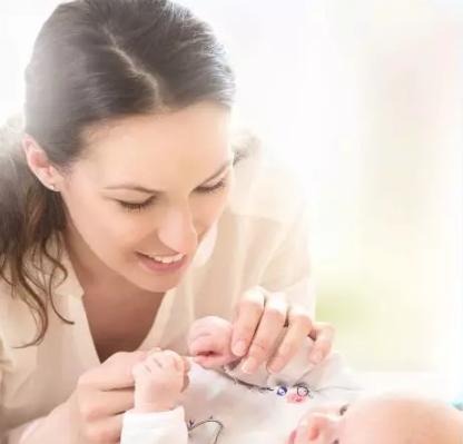 寶寶嗆奶從鼻子出來是怎么回事 寶寶嗆奶了怎么拍