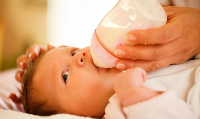 寶寶剛出生可以吃奶粉嗎 喂完母乳等多久可以喂奶粉
