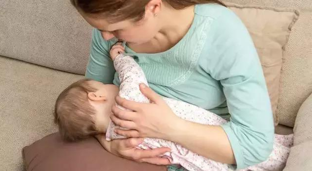 寶寶剛出生可以吃奶粉嗎 喂完母乳等多久可以喂奶粉