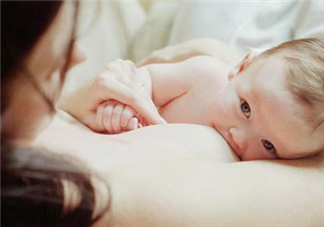 寶寶剛出生可以吃奶粉嗎 喂完母乳等多久可以喂奶粉