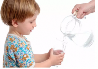 寶寶一天要喝多少水 什么時候不要給寶寶喝水