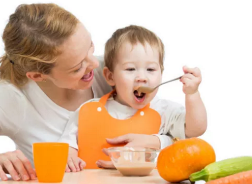 寶寶學會自己吃飯媽媽的心情 孩子學會吃飯了的說說