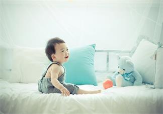 給寶寶拍嗝要拍出聲音嗎 如何正確給寶寶拍嗝