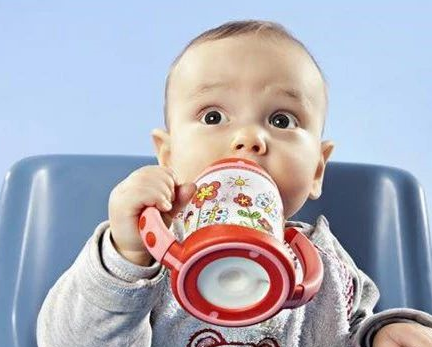 給嬰兒沖奶粉用什么水最好 給嬰兒沖奶粉的正確做法是什么