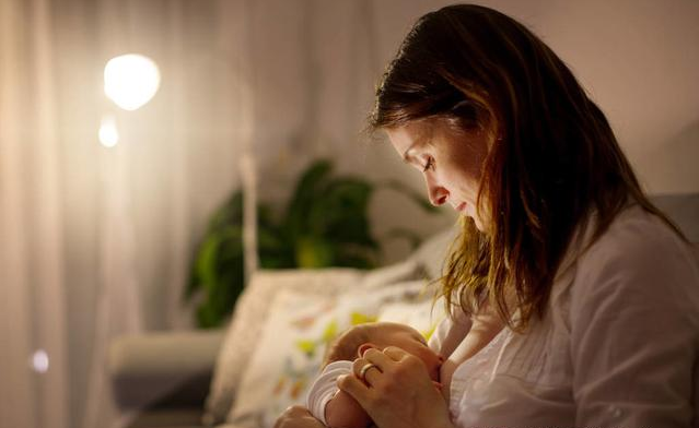 寶寶晚上一哭就要給夜奶吃嗎 寶寶晚上要吃幾次夜奶