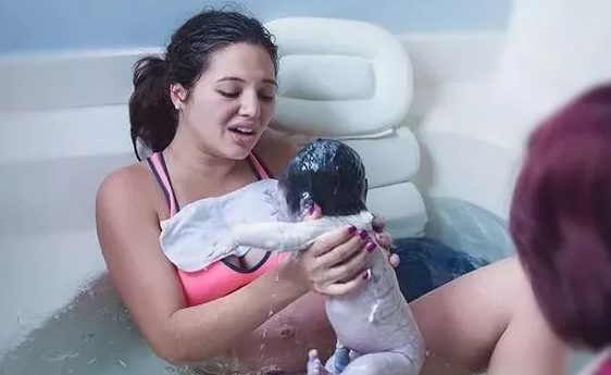 水中分娩比順產貴多少 水中分娩多少錢