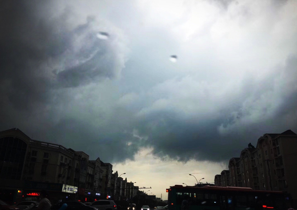 終于下雨了的句子短語(yǔ) 終于下雨了說(shuō)說(shuō)朋友圈