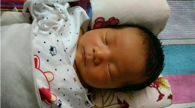 剛出生的寶寶皮膚為什么黃黃的 剛出生寶寶皮膚黃是新生兒黃疸嗎