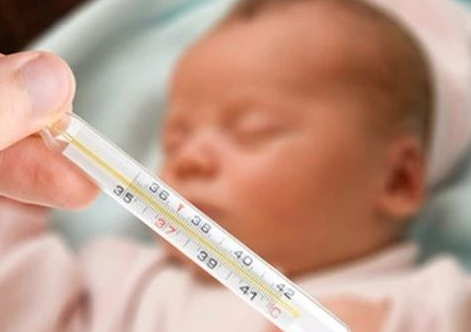 寶寶發燒能吃吹空調嗎 寶寶發燒怎么物理降溫 寶寶發燒能吃吹空調嗎 寶寶發燒怎么物理降溫