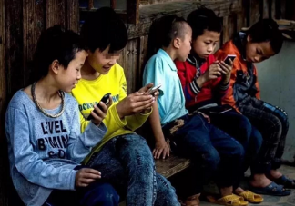 小孩玩手機不能超過多長時間 小孩子老是玩手機怎么辦