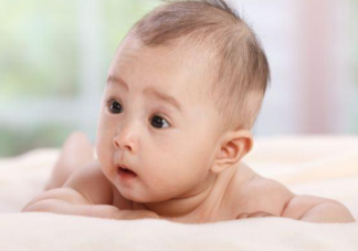 新生兒頭上有臟東西怎么辦 新生兒頭垢怎么清理