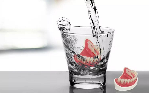 假牙該如何保養 假牙怎么清洗的更干凈