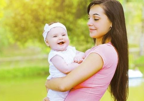 新生兒什么時候可以抱出門 最適合新生兒出門的時間是什么時候