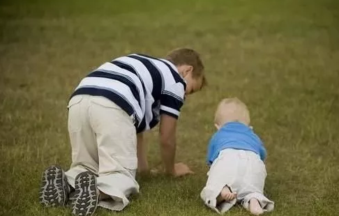 新生兒什么時候可以抱出門 最適合新生兒出門的時間是什么時候