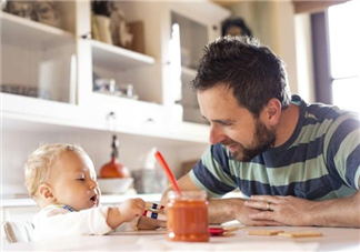 給寶寶喂飯會帶來什么危害 如何養成良好的吃飯習慣