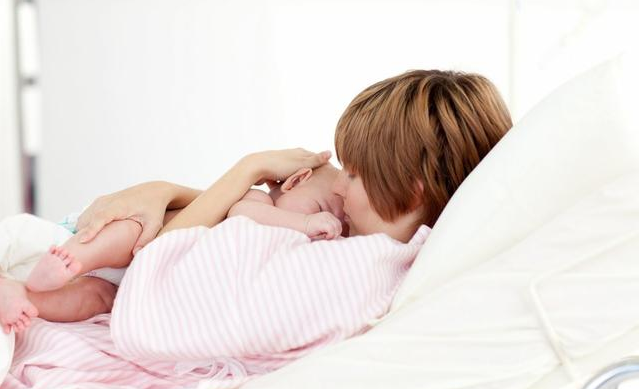 剛生完孩子可以大補(bǔ)嗎 剛生完孩子當(dāng)天應(yīng)該怎么吃 剛生完孩子可以大補(bǔ)嗎 剛生完孩子當(dāng)天應(yīng)該怎么吃