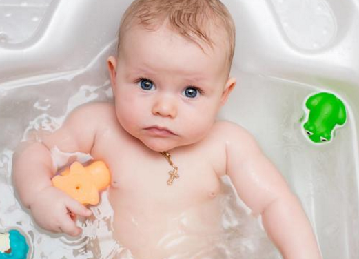 秋冬季給孩子洗澡要怎么洗不會著涼 秋冬季要怎么洗澡 秋冬季給孩子洗澡要怎么洗不會著涼 秋冬季要怎么洗澡