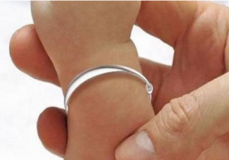 給寶寶戴銀首飾好還是黃金首飾好 寶寶從小帶銀飾有什么好處