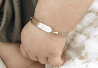 剛出生的寶寶應(yīng)該送什么禮物 給新生兒送什么禮物有新意