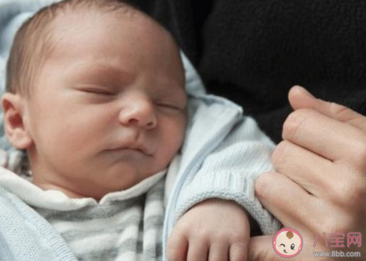 為什么寶寶喜歡被抱著走動  寶寶經常愛哭怎么辦