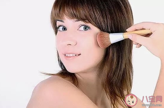 bb霜和粉底液的區別是什么 bb霜和粉底液哪個對皮膚傷害大