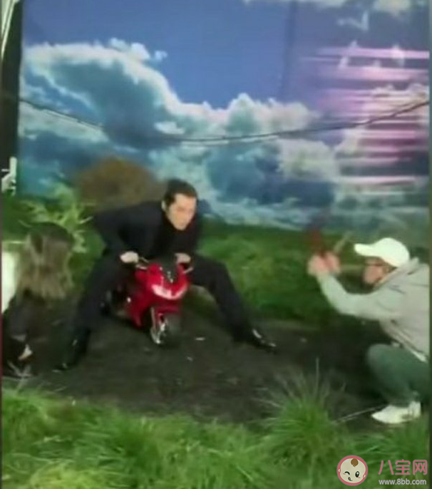 警方點名胡歌開摩托方式是怎么回事 胡歌開摩托的方式不對嗎