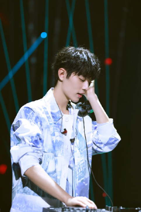 2020王一博肖戰新年壁紙高清圖片合集 王一博肖戰最新無水印手機壁紙大全