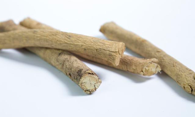 黃芪當歸泡水喝有什么功效 黃芪當歸怎么吃補血養生