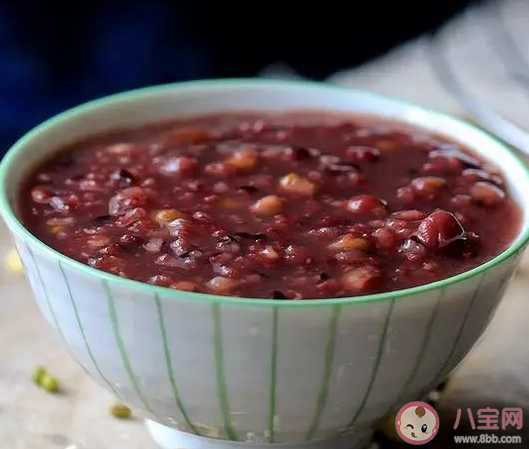 中老年人怎么預(yù)防老花眼 老年人預(yù)防老花眼吃什么好