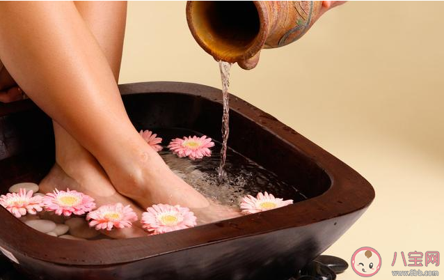 冬季泡腳養(yǎng)生有什么好處 冬季泡腳養(yǎng)生注意事項(xiàng)