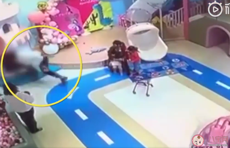 家長拎起4歲男孩扔出數米是怎么回事 家長拎起4歲男孩扔出數米是因為什么