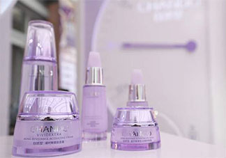 自然堂紫瓶和藍瓶哪個系列的好 自然堂紫瓶和藍瓶有什么區別