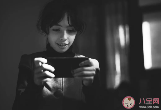 孩子什么年齡適合玩手機 孩子玩手機最多玩多長時間 孩子什么年齡適合玩手機 孩子玩手機最多玩多長時間