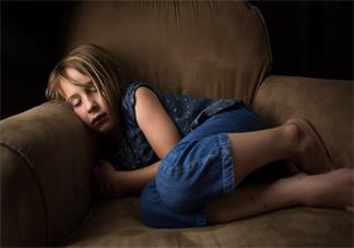 孩子摔倒后扶不扶 孩子摔倒后應該怎么做比較好2020