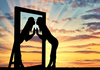 自戀的人有什么特征 如何和自戀的人相處