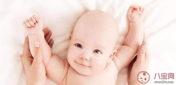 給寶寶做撫觸有什么好處 有必要給孩子做撫觸嗎 給寶寶做撫觸有什么好處 有必要給孩子做撫觸嗎