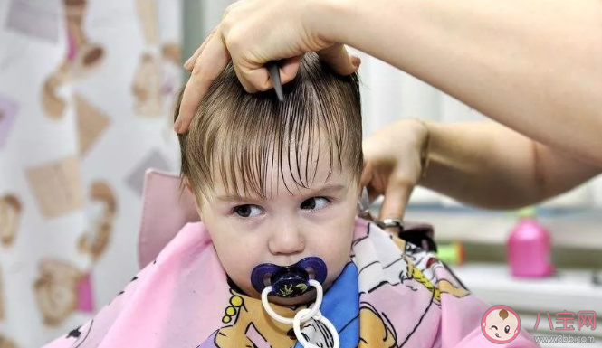 為什么孩子剪頭發會哭 怎么避免給孩子剪頭發哭 為什么孩子剪頭發會哭 怎么避免給孩子剪頭發哭
