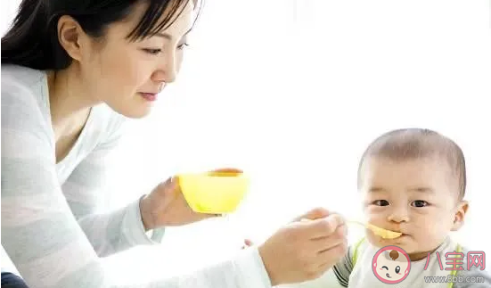 給孩子添加輔食要注意什么 什么時(shí)候給孩子吃第一口輔食 給孩子添加輔食要注意什么 什么時(shí)候給孩子吃第一口輔食