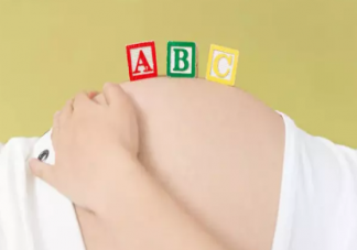 胎位正不正可以用手摸出來嗎  孕婦如何摸肚子來確定胎位正不正