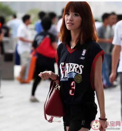 女生穿球衣怎么搭配  女生穿球衣穿什么褲子好看