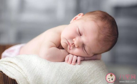 小孩裸睡好還是穿衣服睡好  小孩幾歲適合裸睡